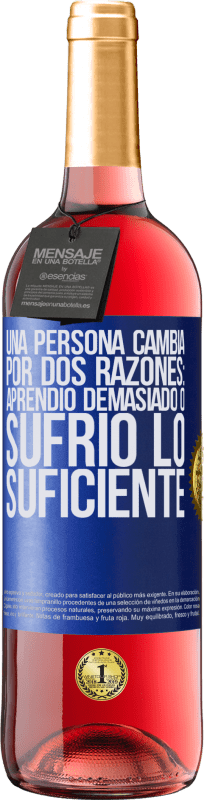 29,95 € Envío gratis | Vino Rosado Edición ROSÉ Una persona cambia por dos razones: aprendió demasiado o sufrió lo suficiente Etiqueta Azul. Etiqueta personalizable Vino joven Cosecha 2024 Tempranillo