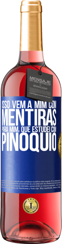 29,95 € Envio grátis | Vinho rosé Edição ROSÉ Isso vem a mim com mentiras. Para mim, que estudei com Pinóquio Etiqueta Azul. Etiqueta personalizável Vinho jovem Colheita 2024 Tempranillo