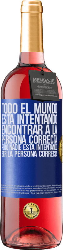 29,95 € Envío gratis | Vino Rosado Edición ROSÉ Todo el mundo está intentando encontrar a la persona correcta. Pero nadie está intentando ser la persona correcta Etiqueta Azul. Etiqueta personalizable Vino joven Cosecha 2024 Tempranillo