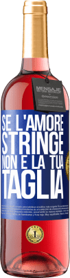 29,95 € Spedizione Gratuita | Vino rosato Edizione ROSÉ Se l'amore stringe, non è la tua taglia Etichetta Blu. Etichetta personalizzabile Vino giovane Raccogliere 2024 Tempranillo