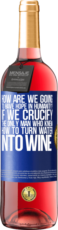 29,95 € 免费送货 | 桃红葡萄酒 ROSÉ版 我们将如何对人类抱有希望？如果我们把唯一一个知道如何将水变成酒的人钉在十字架上 蓝色标签. 可自定义的标签 青年酒 收成 2023 Tempranillo