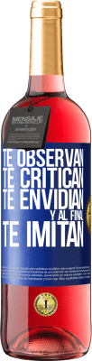 29,95 € Envío gratis | Vino Rosado Edición ROSÉ Te observan, te critican, te envidian… y al final, te imitan Etiqueta Azul. Etiqueta personalizable Vino joven Cosecha 2025 Tempranillo