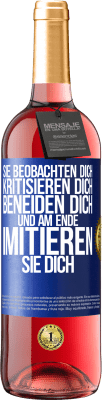 29,95 € Kostenloser Versand | Roséwein ROSÉ Ausgabe Sie beobachten dich, kritisieren dich, beneiden dich... und am Ende imitieren sie dich Blaue Markierung. Anpassbares Etikett Junger Wein Ernte 2024 Tempranillo