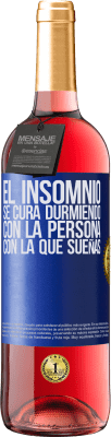 29,95 € Envío gratis | Vino Rosado Edición ROSÉ El insomnio se cura durmiendo con la persona con la que sueñas Etiqueta Azul. Etiqueta personalizable Vino joven Cosecha 2023 Tempranillo