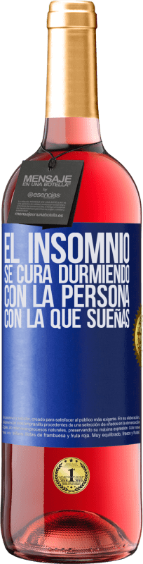 29,95 € Envío gratis | Vino Rosado Edición ROSÉ El insomnio se cura durmiendo con la persona con la que sueñas Etiqueta Azul. Etiqueta personalizable Vino joven Cosecha 2023 Tempranillo