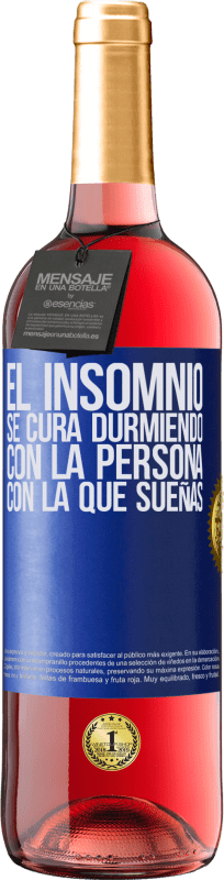 29,95 € Envío gratis | Vino Rosado Edición ROSÉ El insomnio se cura durmiendo con la persona con la que sueñas Etiqueta Azul. Etiqueta personalizable Vino joven Cosecha 2024 Tempranillo