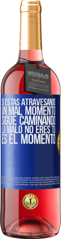 29,95 € Envío gratis | Vino Rosado Edición ROSÉ Si estás atravesando un mal momento, sigue caminando. Lo malo no eres tú, es el momento Etiqueta Azul. Etiqueta personalizable Vino joven Cosecha 2024 Tempranillo