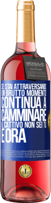 29,95 € Spedizione Gratuita | Vino rosato Edizione ROSÉ Se stai attraversando un brutto momento, continua a camminare. Il cattivo non sei tu, è ora Etichetta Blu. Etichetta personalizzabile Vino giovane Raccogliere 2023 Tempranillo