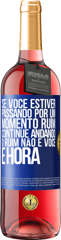 29,95 € Envio grátis | Vinho rosé Edição ROSÉ Se você estiver passando por um momento ruim, continue andando. O ruim não é você, é hora Etiqueta Azul. Etiqueta personalizável Vinho jovem Colheita 2024 Tempranillo