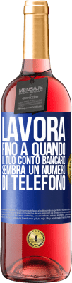 29,95 € Spedizione Gratuita | Vino rosato Edizione ROSÉ Lavora fino a quando il tuo conto bancario sembra un numero di telefono Etichetta Blu. Etichetta personalizzabile Vino giovane Raccogliere 2024 Tempranillo