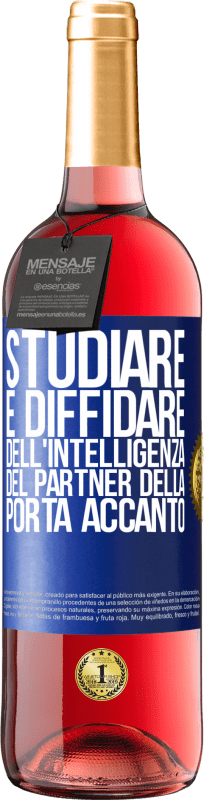 29,95 € Spedizione Gratuita | Vino rosato Edizione ROSÉ Studiare è diffidare dell'intelligenza del partner della porta accanto Etichetta Blu. Etichetta personalizzabile Vino giovane Raccogliere 2024 Tempranillo