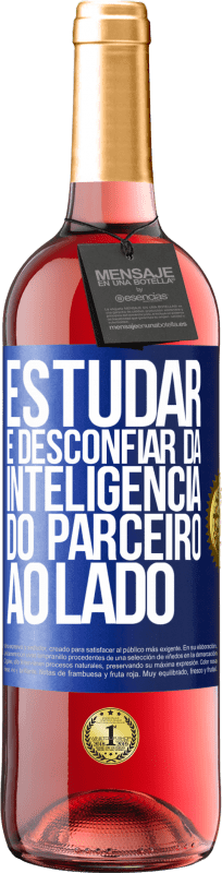 29,95 € Envio grátis | Vinho rosé Edição ROSÉ Estudar é desconfiar da inteligência do parceiro ao lado Etiqueta Azul. Etiqueta personalizável Vinho jovem Colheita 2024 Tempranillo