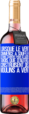 29,95 € Envoi gratuit | Vin rosé Édition ROSÉ Lorsque le vent commence à souffler, certains courent pour se cacher, tandis que d'autres construisent des moulins à vent Étiquette Bleue. Étiquette personnalisable Vin jeune Récolte 2024 Tempranillo