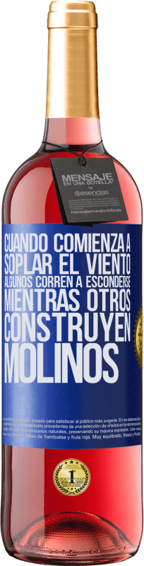 29,95 € Envío gratis | Vino Rosado Edición ROSÉ Cuando comienza a soplar el viento, algunos corren a esconderse, mientras otros construyen molinos Etiqueta Azul. Etiqueta personalizable Vino joven Cosecha 2024 Tempranillo