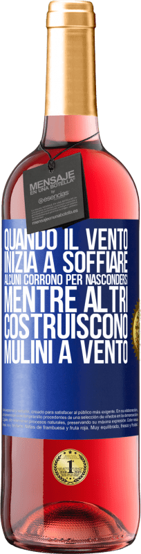 29,95 € Spedizione Gratuita | Vino rosato Edizione ROSÉ Quando il vento inizia a soffiare, alcuni corrono per nascondersi, mentre altri costruiscono mulini a vento Etichetta Blu. Etichetta personalizzabile Vino giovane Raccogliere 2024 Tempranillo