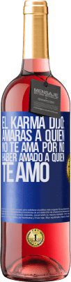 29,95 € Envío gratis | Vino Rosado Edición ROSÉ El Karma dijo: amarás a quien no te ama por no haber amado a quien te amó Etiqueta Azul. Etiqueta personalizable Vino joven Cosecha 2024 Tempranillo