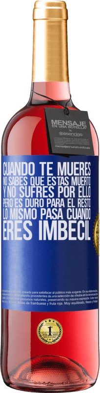 29,95 € Envío gratis | Vino Rosado Edición ROSÉ Cuando te mueres, no sabes que estás muerto y no sufres por ello, pero es duro para el resto. Lo mismo pasa cuando eres Etiqueta Azul. Etiqueta personalizable Vino joven Cosecha 2024 Tempranillo