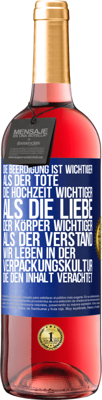 29,95 € Kostenloser Versand | Roséwein ROSÉ Ausgabe Die Beerdigung ist wichtiger als der Tote, die Hochzeit wichtiger als die Liebe, der Körper wichtiger als der Verstand. Wir lebe Blaue Markierung. Anpassbares Etikett Junger Wein Ernte 2024 Tempranillo