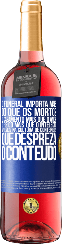 29,95 € Envio grátis | Vinho rosé Edição ROSÉ O funeral importa mais do que os mortos, o casamento mais que o amor, o físico mais que o intelecto. Vivemos na cultura de Etiqueta Azul. Etiqueta personalizável Vinho jovem Colheita 2024 Tempranillo