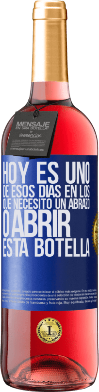29,95 € Envío gratis | Vino Rosado Edición ROSÉ Hoy es uno de esos días en los que necesito un abrazo, o abrir esta botella Etiqueta Azul. Etiqueta personalizable Vino joven Cosecha 2023 Tempranillo
