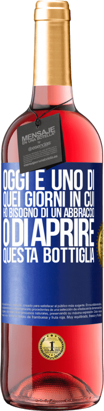 29,95 € Spedizione Gratuita | Vino rosato Edizione ROSÉ Oggi è uno di quei giorni in cui ho bisogno di un abbraccio o di aprire questa bottiglia Etichetta Blu. Etichetta personalizzabile Vino giovane Raccogliere 2024 Tempranillo