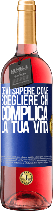 29,95 € Spedizione Gratuita | Vino rosato Edizione ROSÉ Devi sapere come scegliere chi complica la tua vita Etichetta Blu. Etichetta personalizzabile Vino giovane Raccogliere 2024 Tempranillo