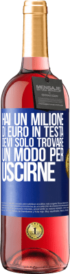 29,95 € Spedizione Gratuita | Vino rosato Edizione ROSÉ Hai un milione di euro in testa. Devi solo trovare un modo per uscirne Etichetta Blu. Etichetta personalizzabile Vino giovane Raccogliere 2025 Tempranillo