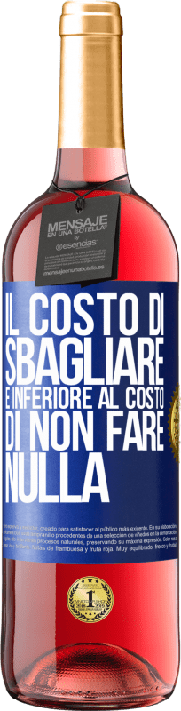 29,95 € Spedizione Gratuita | Vino rosato Edizione ROSÉ Il costo di sbagliare è inferiore al costo di non fare nulla Etichetta Blu. Etichetta personalizzabile Vino giovane Raccogliere 2024 Tempranillo