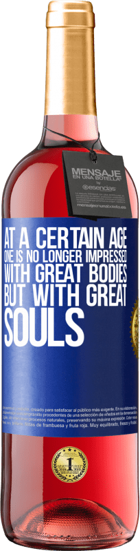29,95 € 免费送货 | 桃红葡萄酒 ROSÉ版 在某个年龄，人们不再对伟大的身体印象深刻，而是对伟大的灵魂印象深刻 蓝色标签. 可自定义的标签 青年酒 收成 2023 Tempranillo