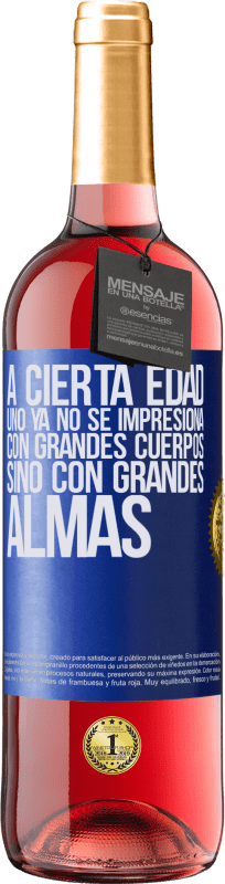 29,95 € Envío gratis | Vino Rosado Edición ROSÉ A cierta edad uno ya no se impresiona con grandes cuerpos, sino con grandes almas Etiqueta Azul. Etiqueta personalizable Vino joven Cosecha 2024 Tempranillo