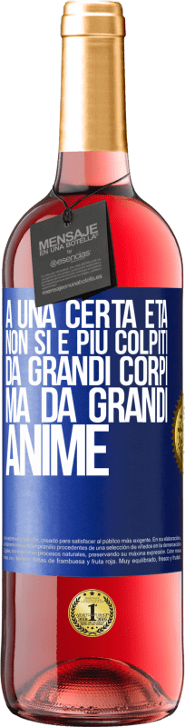 29,95 € Spedizione Gratuita | Vino rosato Edizione ROSÉ A una certa età non si è più colpiti da grandi corpi, ma da grandi anime Etichetta Blu. Etichetta personalizzabile Vino giovane Raccogliere 2024 Tempranillo