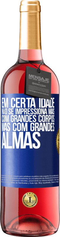 29,95 € Envio grátis | Vinho rosé Edição ROSÉ Em certa idade, não se impressiona mais com grandes corpos, mas com grandes almas Etiqueta Azul. Etiqueta personalizável Vinho jovem Colheita 2024 Tempranillo