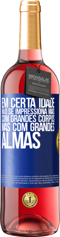 29,95 € Envio grátis | Vinho rosé Edição ROSÉ Em certa idade, não se impressiona mais com grandes corpos, mas com grandes almas Etiqueta Azul. Etiqueta personalizável Vinho jovem Colheita 2025 Tempranillo