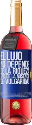 29,95 € Envío gratis | Vino Rosado Edición ROSÉ El lujo no depende de la riqueza, sino de la ausencia de vulgaridad Etiqueta Azul. Etiqueta personalizable Vino joven Cosecha 2024 Tempranillo