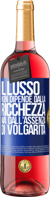 29,95 € Spedizione Gratuita | Vino rosato Edizione ROSÉ Il lusso non dipende dalla ricchezza, ma dall'assenza di volgarità Etichetta Blu. Etichetta personalizzabile Vino giovane Raccogliere 2023 Tempranillo