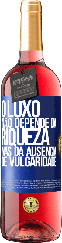 29,95 € Envio grátis | Vinho rosé Edição ROSÉ O luxo não depende da riqueza, mas da ausência de vulgaridade Etiqueta Azul. Etiqueta personalizável Vinho jovem Colheita 2024 Tempranillo