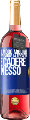 29,95 € Spedizione Gratuita | Vino rosato Edizione ROSÉ Il modo migliore per evitare la tentazione è cadere in esso Etichetta Blu. Etichetta personalizzabile Vino giovane Raccogliere 2024 Tempranillo