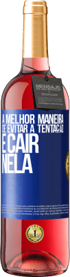 29,95 € Envio grátis | Vinho rosé Edição ROSÉ A melhor maneira de evitar a tentação é cair nela Etiqueta Azul. Etiqueta personalizável Vinho jovem Colheita 2024 Tempranillo