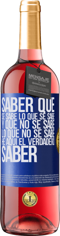 29,95 € Envío gratis | Vino Rosado Edición ROSÉ Saber que se sabe lo que se sabe y que no se sabe lo que no se sabe he aquí el verdadero saber Etiqueta Azul. Etiqueta personalizable Vino joven Cosecha 2025 Tempranillo