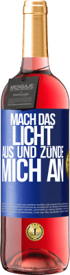 29,95 € Kostenloser Versand | Roséwein ROSÉ Ausgabe Mach das Licht aus und zünde mich an Blaue Markierung. Anpassbares Etikett Junger Wein Ernte 2024 Tempranillo