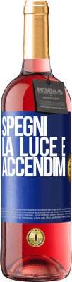 29,95 € Spedizione Gratuita | Vino rosato Edizione ROSÉ Spegni la luce e accendimi Etichetta Blu. Etichetta personalizzabile Vino giovane Raccogliere 2024 Tempranillo