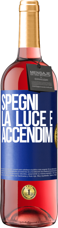 29,95 € Spedizione Gratuita | Vino rosato Edizione ROSÉ Spegni la luce e accendimi Etichetta Blu. Etichetta personalizzabile Vino giovane Raccogliere 2024 Tempranillo