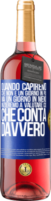 29,95 € Spedizione Gratuita | Vino rosato Edizione ROSÉ Quando capiremo che non è un giorno in più, ma un giorno in meno, inizieremo a valutare ciò che conta davvero Etichetta Blu. Etichetta personalizzabile Vino giovane Raccogliere 2025 Tempranillo