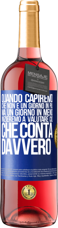 29,95 € Spedizione Gratuita | Vino rosato Edizione ROSÉ Quando capiremo che non è un giorno in più, ma un giorno in meno, inizieremo a valutare ciò che conta davvero Etichetta Blu. Etichetta personalizzabile Vino giovane Raccogliere 2024 Tempranillo