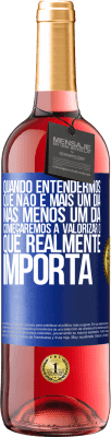 29,95 € Envio grátis | Vinho rosé Edição ROSÉ Quando entendermos que não é mais um dia, mas menos um dia, começaremos a valorizar o que realmente importa Etiqueta Azul. Etiqueta personalizável Vinho jovem Colheita 2024 Tempranillo