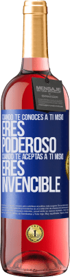 29,95 € Envío gratis | Vino Rosado Edición ROSÉ Cuando te conoces a ti mismo, eres poderoso. Cuando te aceptas a ti mismo, eres invencible Etiqueta Azul. Etiqueta personalizable Vino joven Cosecha 2024 Tempranillo