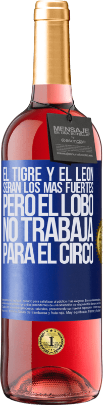 29,95 € Envío gratis | Vino Rosado Edición ROSÉ El tigre y el león serán los más fuertes, pero el lobo no trabaja para el circo Etiqueta Azul. Etiqueta personalizable Vino joven Cosecha 2024 Tempranillo