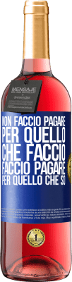 29,95 € Spedizione Gratuita | Vino rosato Edizione ROSÉ Non faccio pagare per quello che faccio, faccio pagare per quello che so Etichetta Blu. Etichetta personalizzabile Vino giovane Raccogliere 2024 Tempranillo