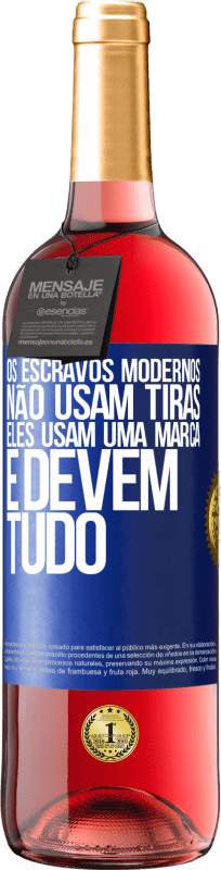 29,95 € Envio grátis | Vinho rosé Edição ROSÉ Os escravos modernos não usam tiras. Eles usam uma marca e devem tudo Etiqueta Azul. Etiqueta personalizável Vinho jovem Colheita 2024 Tempranillo