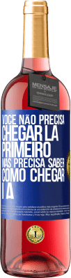 29,95 € Envio grátis | Vinho rosé Edição ROSÉ Você não precisa chegar lá primeiro, mas precisa saber como chegar lá Etiqueta Azul. Etiqueta personalizável Vinho jovem Colheita 2024 Tempranillo